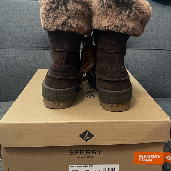 NEVER WORN. Brown suede ankle boots with fur - Picture 4 of 8